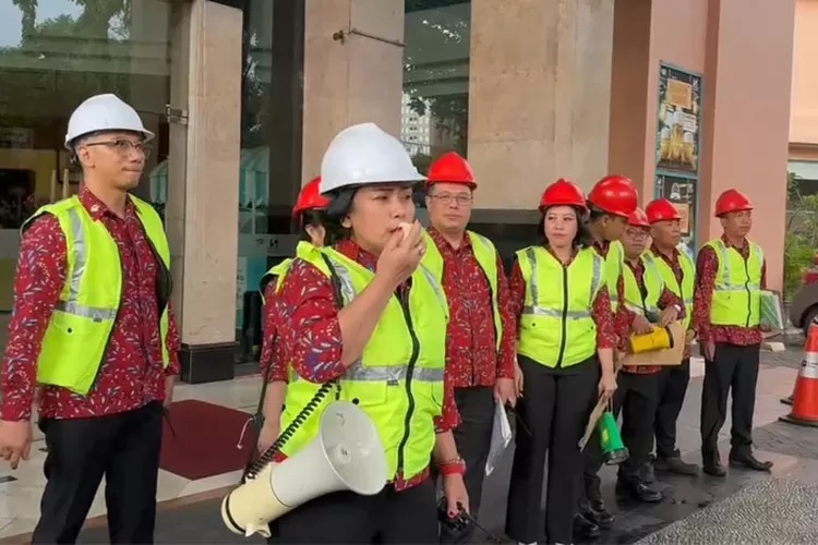 Simulasi evakuasi di gedung instansi